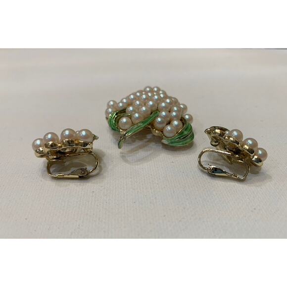 Pearl Cluster Grapes Pin Brooch & Earrings Clip Enamel Leaves MCM Vintage Set 3 - Picture 4 of 11